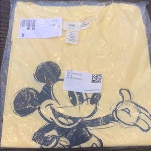 Women’s XS Yellow Mickey Mouse shortsleeved tshirt